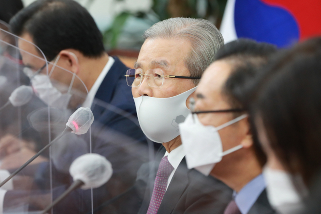 국민의힘 김종인 비상대책위원장이 15일 오전 서울 여의도 국회에서 열린 비상대책위원회의에서 발언하고 있다. 연합뉴스