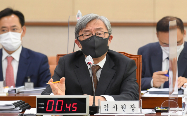 최재형 감사원장이 15일 서울 여의도 국회에서 열린 법제사법위원회의 감사원에 대한 국정감사에 출석해 의원들의 질의에 답변하고 있다. 연합뉴스