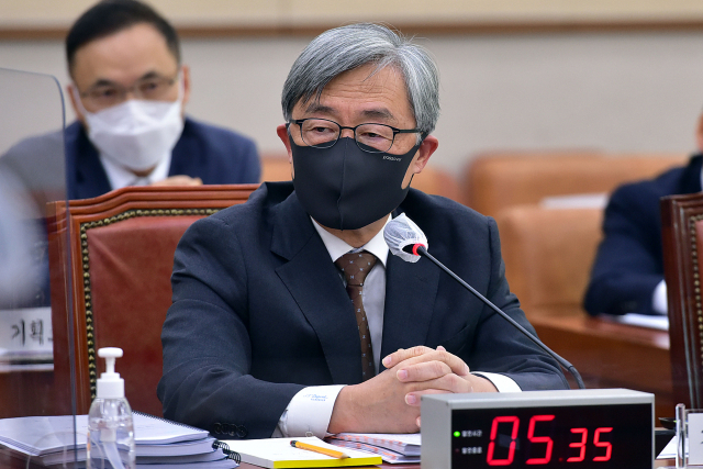 최재형 감사원장이 15일 국회에서 열린 법제사법위원회의 감사원에 대한 국정감사에서 의원 질의에 답변을 하고 있다. 연합뉴스