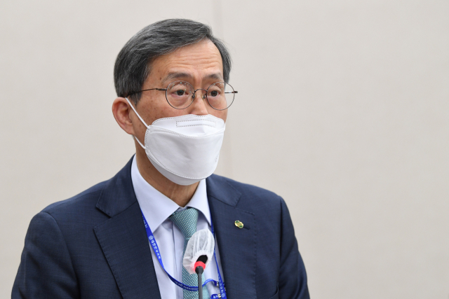 정재훈 한국수력원자력 사장이 15일 오전 서울 여의도 국회에서 열린 산업통상자원중소벤처기업위원회의 한국전력공사, 한국수력원자력, 한국남동발전 등에 대한 국정감사에 출석해 의원 업무보고를 하고 있다. 연합뉴스