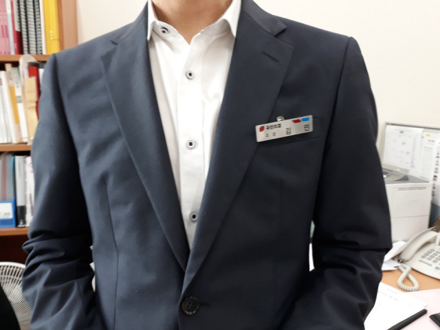 김민 국민의힘 원내대표실 국장이 15일 자신의 이름과 직급이 표시된 명찰을 착용하고 근무중이다. 유광준 기자