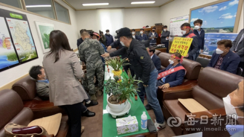 포항시 남구 장기면 수성사격장 관련 주민 간담회에서 사격장 폐쇄를 요구하는 주민들이 국방부 관계자에게 언성을 높이며 한때 과격한 분위기가 연출됐다. 주민대책위 제공