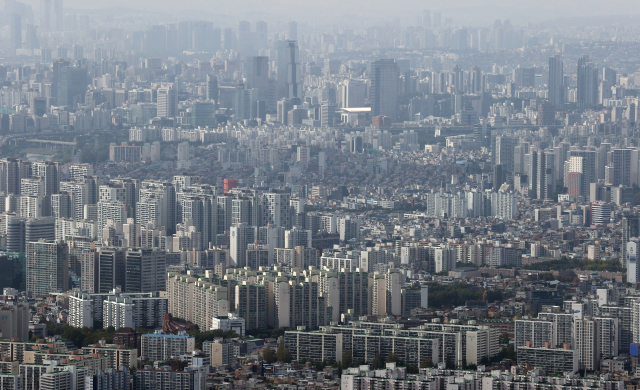 대구, 부산의 아파트 값이 폭등세를 기록하면서 이같은 유동성 장세가 서울로 확장될 것이냐에 대해 관심이 쏠리고 있다. 사진은 서울 송파, 강남 일대 아파트 단지 모습. 연합뉴스