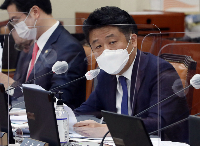 유의동 국민의힘 의원이 지난 13일 국회에서 열린 정무위원회의 금융감독원에 대한 국정감사에서 질의하고 있다. 연합뉴스