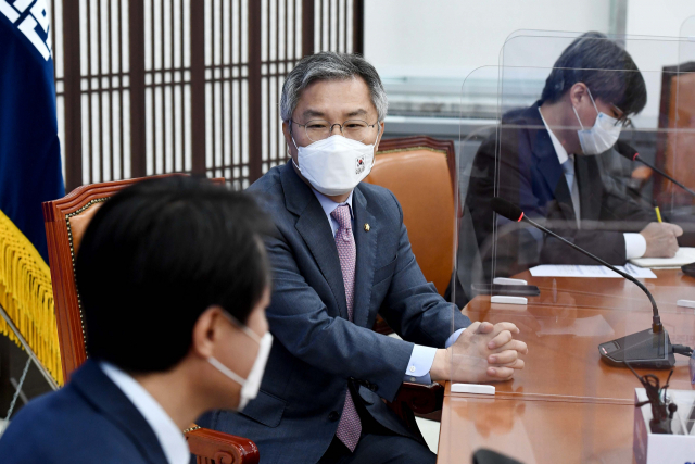 열린민주당 최강욱 대표가 14일 서울 여의도 국회에서 정의당 김종철 신임 대표를 접견하고 있다. 연합뉴스