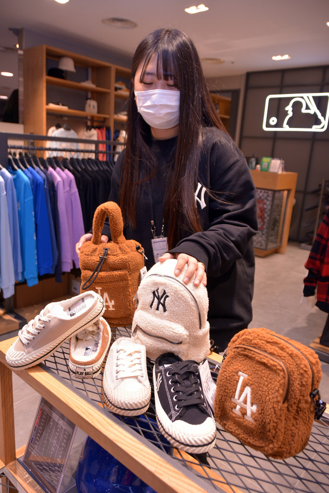 대구백화점 프라자점 MLB 매장은 가을·겨울 패션 아이템으로 활용하기 좋은 코듀로이 운동화와 후리스 미니 크로스백을 선보인다. 간단한 소지품을 휴대할 수 있는 미니 크로스백(7만원대)은 콤팩트한 디자인으로 남녀 모두 활용하기 좋고, 뮬 스타일의 코듀로이(6만원대)는 실내외에서 포근한 감성을 연출하기 적합하다. 대구백화점 제공