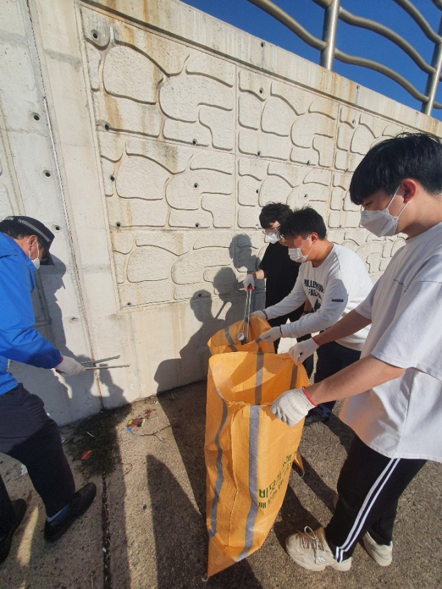 포항지방해양수산청에 복무 중인 김창민 사회복무요원이 지난 9월 태풍에 날아온 쓰레기를 정리하고 있다. 대구경북지방병무청 제공