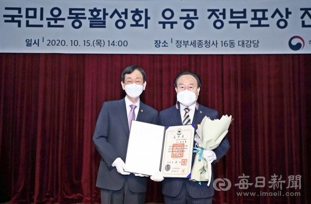 김귀현 바르게 살기운동 대구광역시협의부회장(오른쪽)이 진영 행정안전부장관으로부터 국민포장을 수상한뒤 기념촬영을 하고 있다.