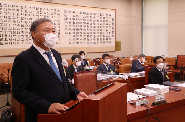 16일 국회 법제사법위원회의 대구·부산고등법원 등에 대한 국정감사의 시작에 앞서 조영철 대구고등법원장이 인사말을 하고 있다. 연합뉴스