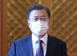 문재인 대통령이 16일 청와대에서 주한대사 신임장 제정식에 참석하고 있다. 연합뉴스