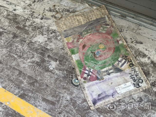 15일 경북 군위군 화본리 옛 산성초교 복도에 졸업생이 그린 것으로 보이는 그림이 버려져 있다. 홍준헌 기자 hjh@imaeil.com