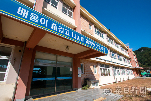 15일 경북 김천시 지례면 옛 김천상고 정문의 모습. 문은 굳게 잠긴 채 열리지 않았다. 홍준헌 기자 hjh@imaeil.com