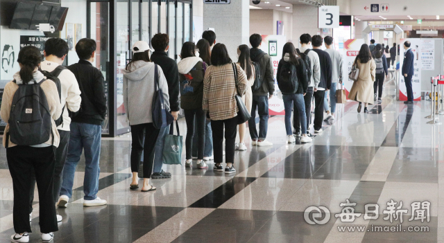 코로나19로 인해 한 차례 연기한 대구시설공단 신입사원 공개채용 필기시험이 17일 대구 엑스코에서 치러져 응시생들이 발열검사를 받으며 시험장으로 입장하고 있다. 올해 대구시설공단 신입사원 공채는 37명 선발 예정에 1천900여 명이 지원했다. 성일권 기자 sungig@imaeil.com