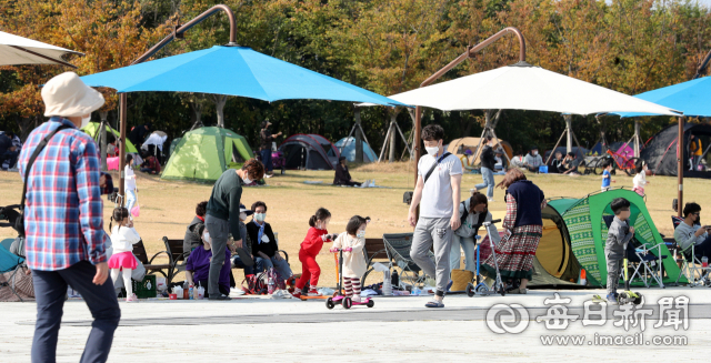 사회적 거리두기 1단계 하향 조정 이후 첫 주말인 지난 17일 대구 달성군 디아크 광장에 나들이 나온 가족단위 시민들이 텐트를 치고 여유를 즐기고 있다. 성일권 기자 sungig@imaeil.com