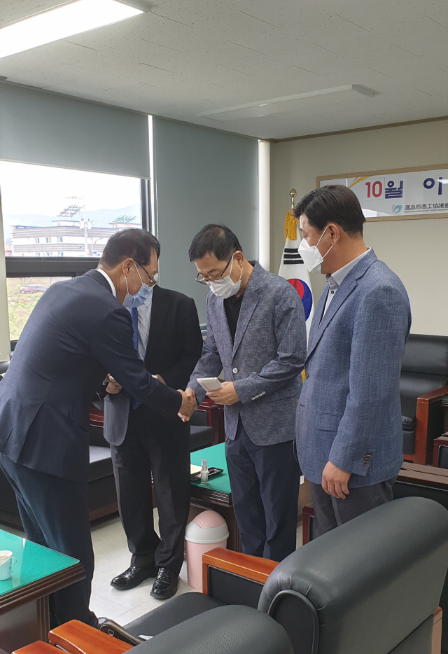 최순탁 거창군상공협의회 회장이 여행업체 대표에게 지원금을 전달하고 있다. 거창군상공협의회 제공