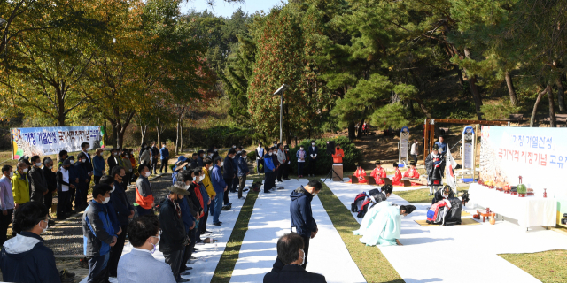 구인모 경남 거창군수, 이종천 거창문화원장 등이 거창군 거열산성 국가사적 지정 기념 고유제를 지내고 있다. 거창군 제공