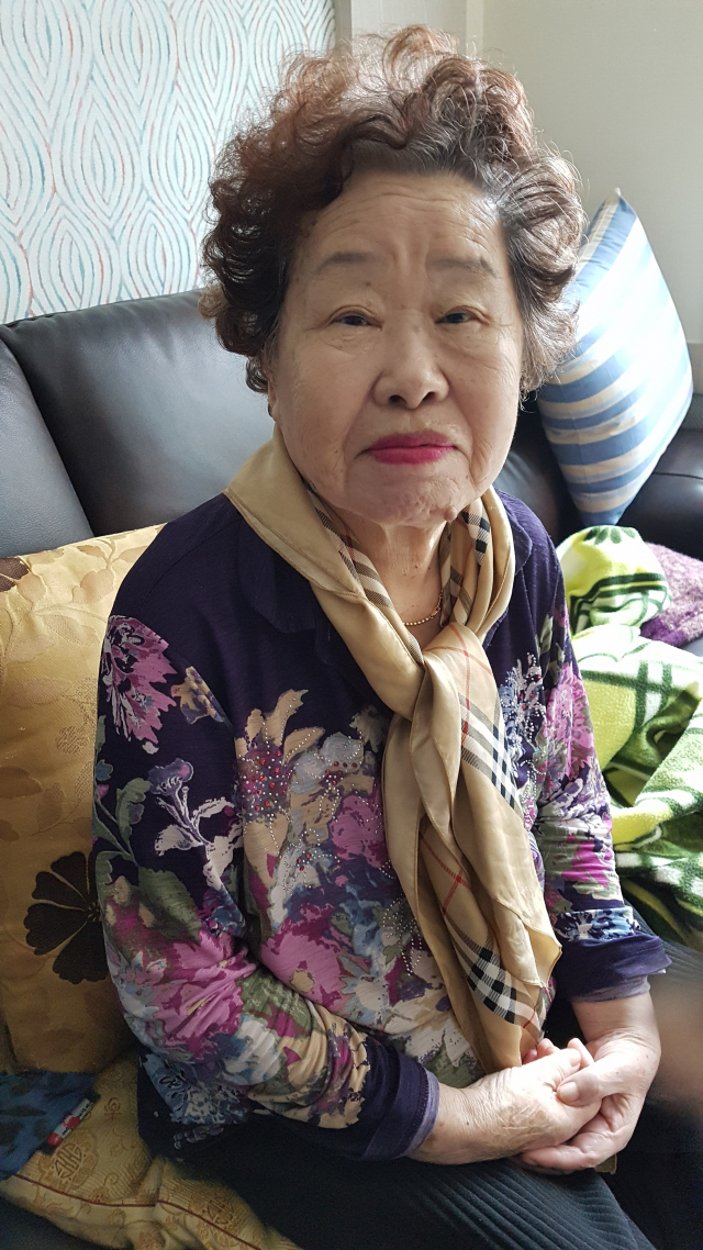 88세의 최동옥 씨가 가족들과 외식을 하기 위해 기다리는 모습. 가족제공.
