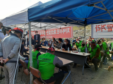 지난 17일 영주댐 주변 주민들이 농성장을 찾은 환경부 관계자들에게 방류 계획 철회를 요구하고 있다. 마경대 기자