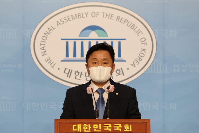 최인호 더불어민주당 수석대변인이 6일 오후 서울 여의도 국회 소통관에서 고위당정협의회 회의 결과를 브리핑하고 있다. 연합뉴스