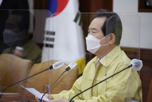 정세균 국무총리가 휴일인 18일 정부서울청사에서 열린 신종 코로나바이러스 감염증(코로나19) 대응 중앙재난안전대책본부 회의에서 발언하고 있다. 연합뉴스