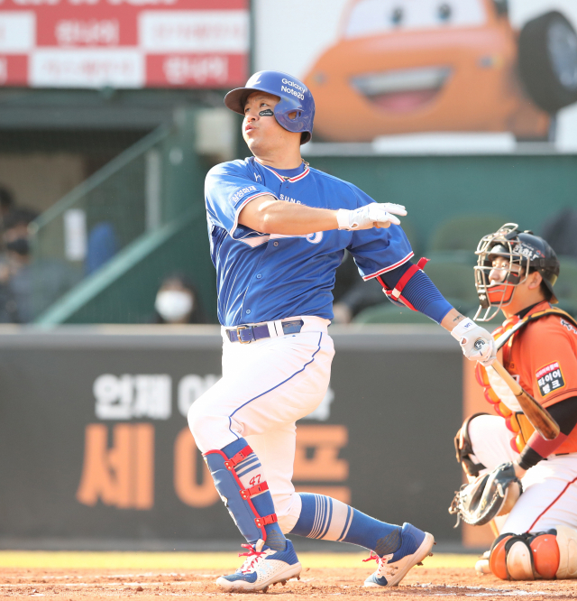 18일 대전한화이글스파크에서 열린 삼성라이온즈와 한화이글스의 주말 경기에서 삼성 강민호가 역전의 만루홈런을 때려내고 있다. 삼성라이온즈 제공