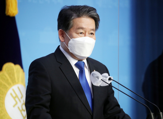 더불어민주당 김경협 의원이 18일 국회 소통관에서 옵티머스 펀드투자 관련 권력형 게이트가 아님을 밝히며 주호영 국민의힘 원내대표의 사과를 촉구하고 있다. 연합뉴스