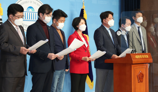 국민의힘 라임·옵티머스 권력형 비리게이트 특별위원회 소속 윤창현(왼쪽부터), 강민국, 유의동, 이영, 권성동, 성일종, 김웅 의원이 18일 서울 여의도 국회 소통관에서 라임과 옵티머스 권력형 비리 진실 규명을 위한 특검을 촉구하는 성명서를 발표하고 있다. 연합뉴스