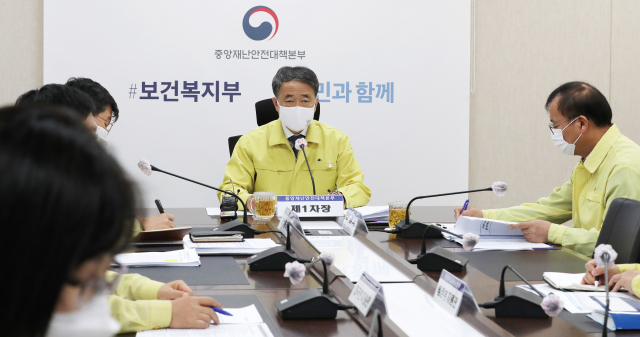 박능후 중앙재난안전대책본부 1차장(보건복지부 장관, 가운데)이 19일 오전 세종시 정부세종청사에서 열린 신종 코로나바이러스 감염증(코로나19) 대응 중앙재난안전대책본부 회의를 주재하며 발언하고 있다. 연합뉴스