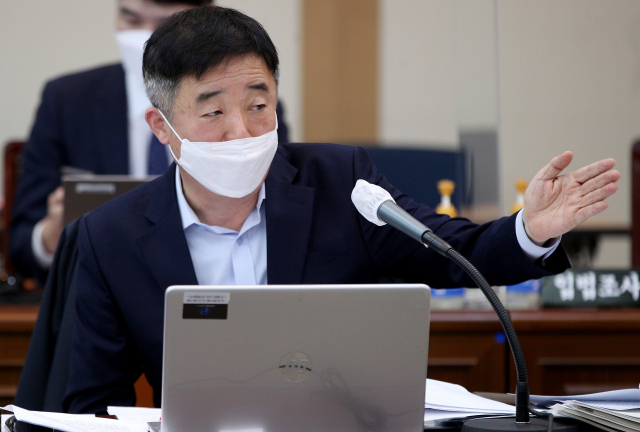 더불어민주당 강득구 의원이 19일 대구 북구 경북대학교 글로벌플라자에서 열린 국회 교육위원회의 대구·경북 및 강원 국립대에 대한 국정감사에서 질의하고 있다. 연합뉴스