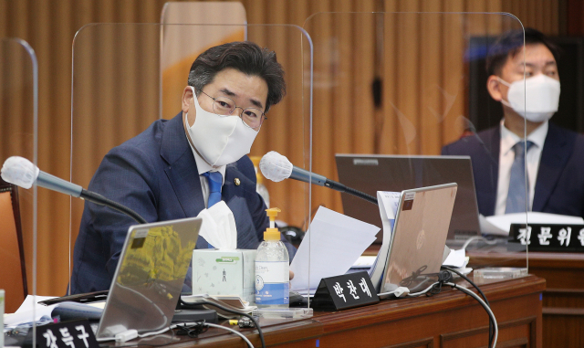더불어민주당 박찬대 의원이 19일 대구 북구 경북대학교 글로벌플라자에서 열린 국회 교육위원회의 대구·경북 및 강원 국립대에 대한 국정감사에서 질의하고 있다. 김영진 기자 kyjmaeil@imaeil.com