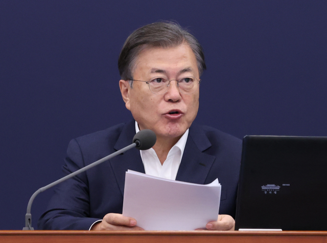 문재인 대통령이 19일 청와대에서 수석·보좌관 회의를 주재하고 있다. 연합뉴스