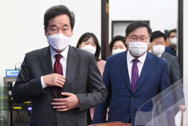 이낙연 더불어민주당 대표, 김태년 원내대표 등이 19일 오전 서울 여의도 국회에서 열린 최고위원회의에 입장하고 있다. 연합뉴스