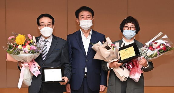사진 왼쪽부터 장애극복 부문 수상자 김봉록씨,배기철 동구청장, 장애봉사 부문 수상자 최영숙씨.