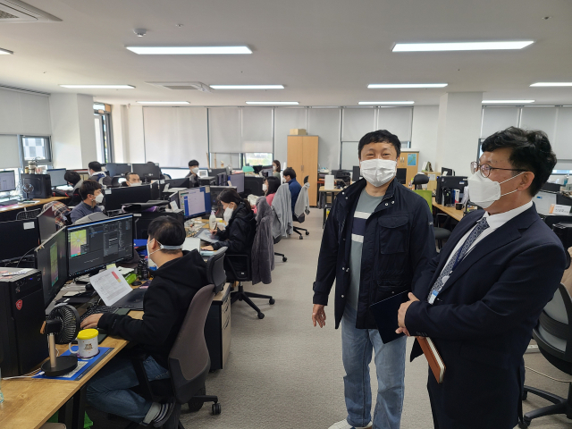 19일 수성알파시티 내 SW융합클러스터 입주기업 ㈜YH데이타베이스를 방문한 김유현(오른쪽) DIP 원장. 왼쪽은 최대룡 ㈜YH데이타베이스 대표이사. DIP 제공