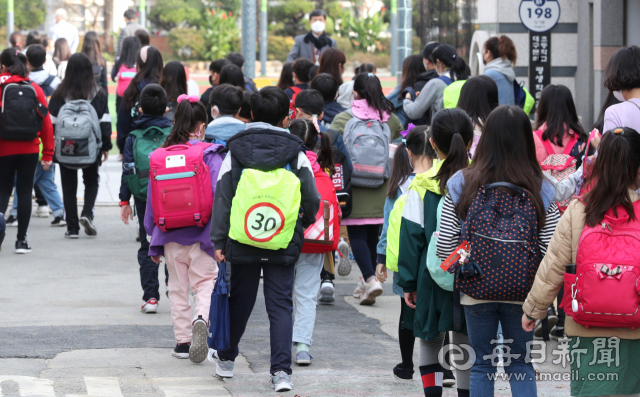 초1과 고3을 포함해 대구 초·중·고교 4개 학년이 다음달 2일부터 매일 등교한다. 대구시교육청은 이같은 내용을 포함한 