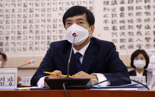 이성윤 서울중앙지검장이 19일 서울 여의도 국회 법제사법위원회에서 열린 서울고검·수원고검 산하 검찰청들에 대한 국정감사에 출석해 의원들의 질의에 답하고 있다. 연합뉴스