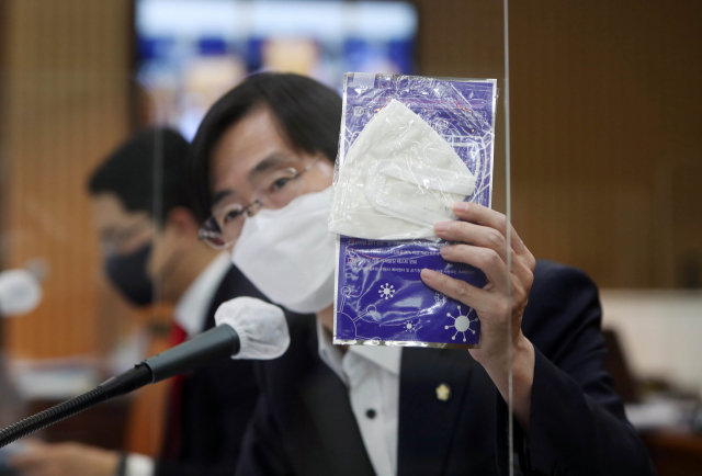19일 오후 대구 북구 경북대학교 글로벌플라자에서 열린 국회 교육 위원회 대구·경북·강원교육청에 대한 국정감사에서 국민의힘 조경태 의원이 마스크를 들고 질의를 하고 있다. 김영진 기자 kyjmaeil@imaeil.com