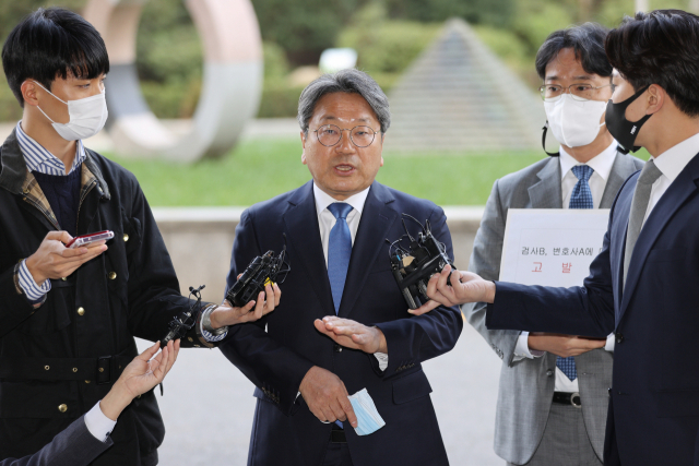 강기정 전 청와대 정무수석이 19일 오전 서울 양천구 남부지검에서 라임자산운용 사건 핵심인물 김봉현 전 스타모빌리티 회장의 입장문에 등장한 성명불상의 검사 및 변호사를 직권남용과 변호사법 위반으로 고발하기 앞서 취재진의 질문에 답하고 있다. 김 전 회장은 지난 16일 밝힌 