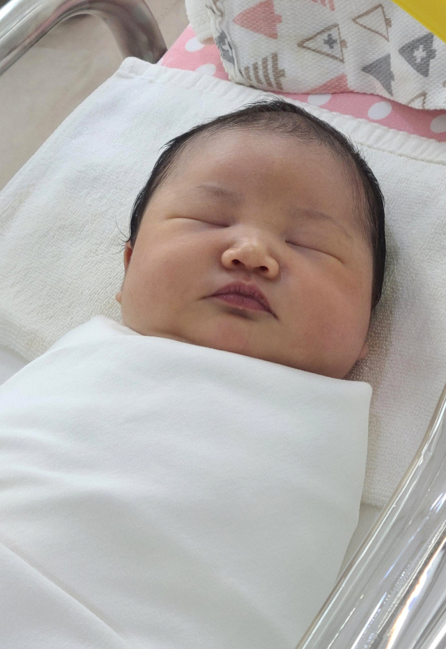 정은옥(25)·신영웅(32·대구 남구 대명동)부부 둘째 딸 반짝이(3.6kg) 10월 10일 출생.