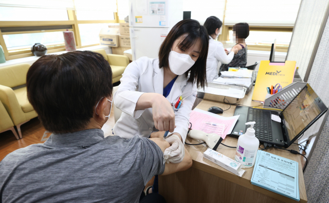 만 70세 이상 어르신을 대상으로 한 인플루엔자(독감) 백신 무료접종 사업이 시작된 19일 오후 서울 송파구 한국건강관리협회 건강증진의원 서울강남지부를 찾은 시민이 독감 예방접종을 받고 있다. 연합뉴스