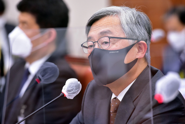 최재형 감사원장이 15일 국회 법제사법위원회에서 열린 감사원 국정감사에서 질의를 듣고 있다. 연합뉴스