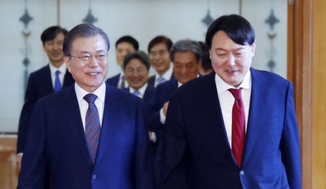 문재인 대통령과 윤석열 검찰총장. 사진 맨 뒤 왼쪽은 당시 조국 민정수석. 연합뉴스