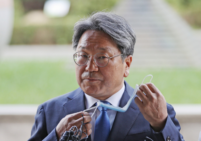 강기정 전 청와대 정무수석이 19일 오전 서울 양천구 남부지검에서 라임자산운용 사건 핵심인물 김봉현 전 스타모빌리티 회장의 입장문에 등장한 성명불상의 검사 및 변호사를 직권남용과 변호사법 위반으로 고발하기 앞서 취재진의 질문에 답하기 위해 마스크를 벗고 있다. 연합뉴스