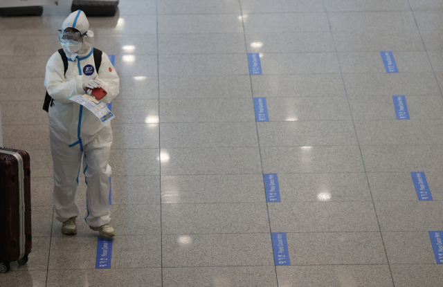 지난 22일 오후 인천국제공항 1터미널에서 한 해외입국자가 입국장을 나서고 있다. 연합뉴스