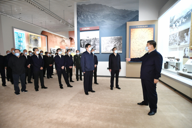 시진핑(習近平·사진 오른쪽) 중국 국가 주석이 19일 당 간부들과 함께 베이징의 인민혁명 군사박물관에서 열리고 있는 