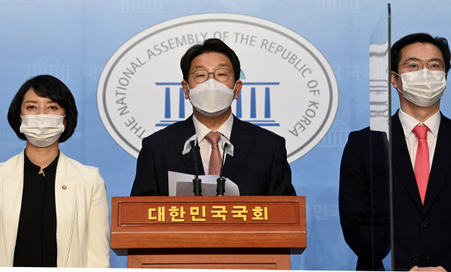 국민의힘 라임·옵티머스 권력형 비리게이트 특위 권성동 위원장과 위원들이 20일 오전 국회 소통관에서 검찰총장 수사 지휘권 배제 관련 기자회견을 하고 있다. 연합뉴스