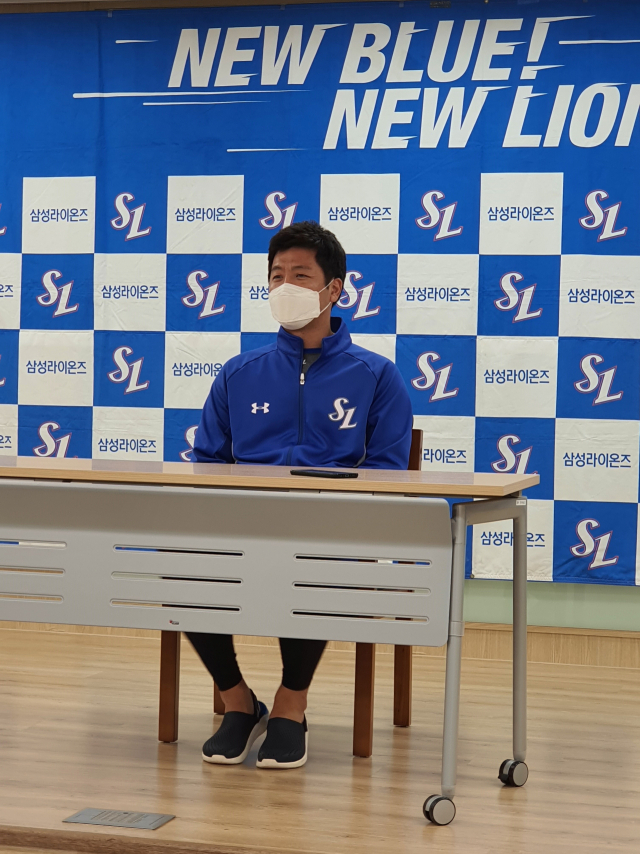 삼성라이온즈 포수 강민호가 대구삼성라이온즈파크 브리핑룸에서 인터뷰를 진행하고 있다. 김우정 기자
