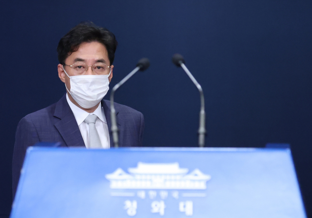 강민석 청와대 대변인이 24일 오후 연평도 공무원 피격 사망 관련 문재인 대통령 지시사항을 전달하기 위해 청와대 춘추관 대브리핑룸에 입장하고 있다. 연합뉴스