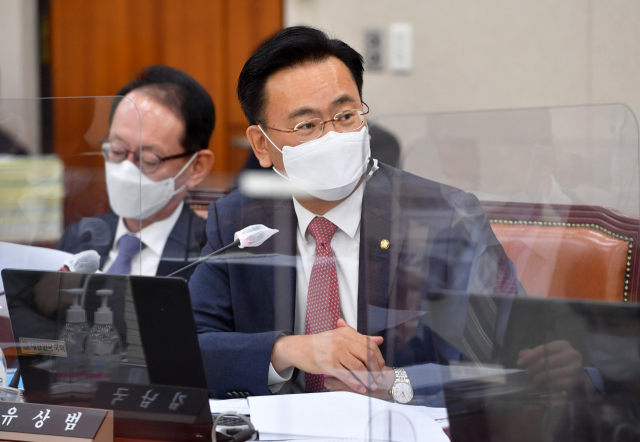 국민의힘 유상범 의원이 20일 서울 여의도 국회 법제사법위원회에서 열린 서울고법·수원고법과 산하 법원들에 대한 국정감사에서 질의하고 있다. 연합뉴스