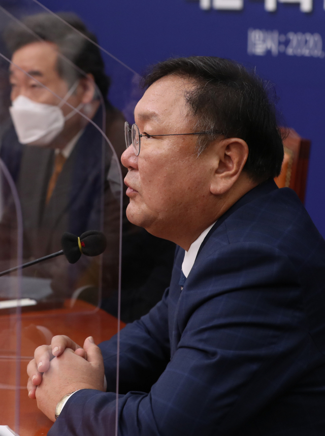 더불어민주당 김태년 원내대표가 20일 오전 서울 여의도 국회에서 열린 국난극복 K-뉴딜위원회 점검회의에서 발언하고 있다. 연합뉴스